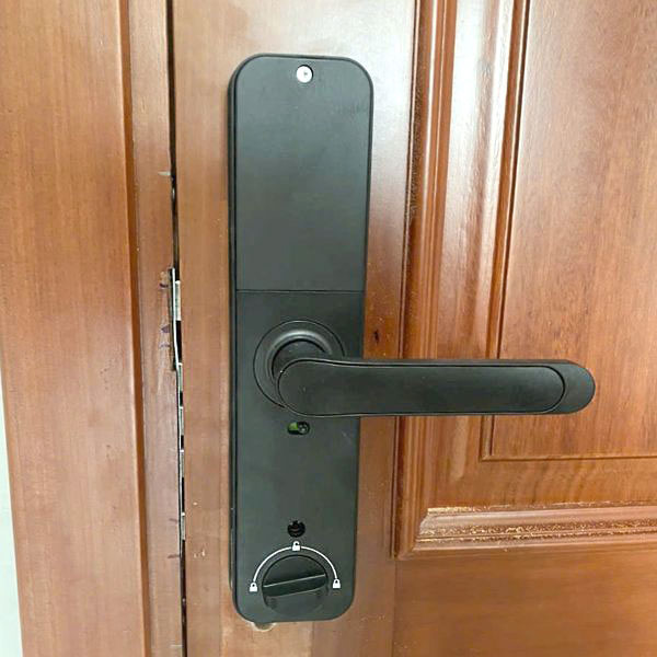 HÌNH ẢNH THỰC TẾ CỦA KHOÁ VÂN TAY KASSLER KL 668 BLACK APP REMOTE