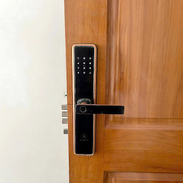 HÌNH ẢNH THỰC TẾ CỦA KHOÁ VÂN TAY KASSLER KL 566 COPPER APP + REMOTE