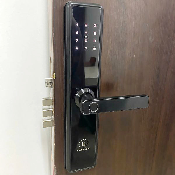 HÌNH ẢNH THỰC TẾ CỦA KHOÁ VÂN TAY KASSLER KL 566 BLACK APP