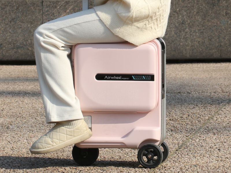 VALI ĐIỆN AIRWHEEL SE3S MÀU HỒNG – HÀNG NHẬP KHẨU CHÍNH HÃNG - giai ma vali chay dien airwheel se3s cua my ngoi len di chuyen va con gi khac 1687142751
