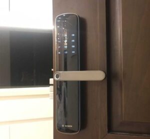 KHÓA CỬA VÂN TAY APP WIFI BOSCH ID60 DE MÀU VÀNG ĐEN - hinh anh thuc te cua khoa bosch 2 1 1