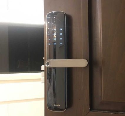 KHÓA CỬA VÂN TAY APP WIFI BOSCH ID60 DE MÀU VÀNG ĐEN