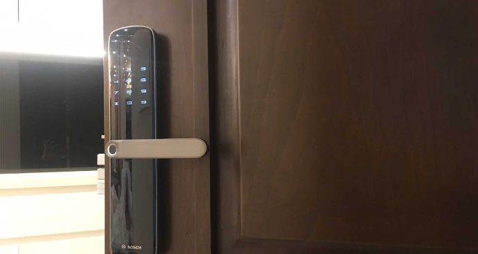 KHÓA CỬA VÂN TAY BOSCH ID60 EU AMBER GOLD - hinh anh thuc te cua khoa bosch 2 1