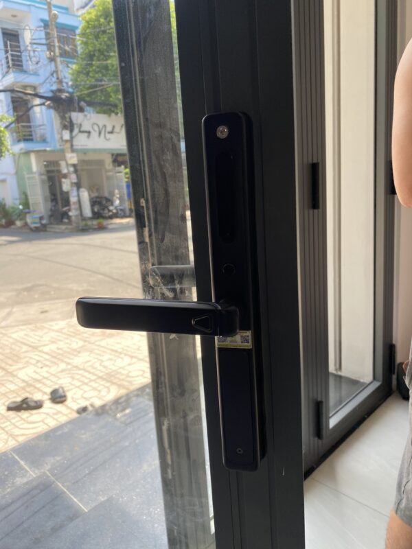 HÌNH ẢNH THỰC TẾ CỦA KHÓA VÂN TAY CỬA NHÔM KASSLER KL 599 LX BLACK APP REMOTE