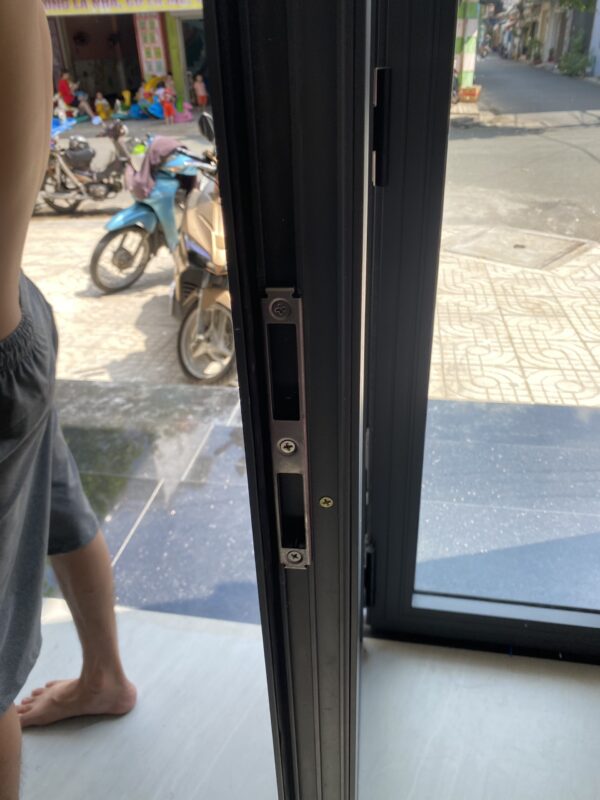 HÌNH ẢNH THỰC TẾ CỦA KHÓA VÂN TAY CỬA NHÔM KASSLER KL 599 LX BLACK APP