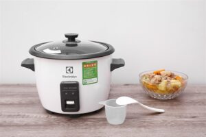 NỒI CƠM ĐIỆN ELECTROLUX 1.8L E2RC1-320W - nap roi 18 lit electrolux e2rc1 320w 2 700x467 1