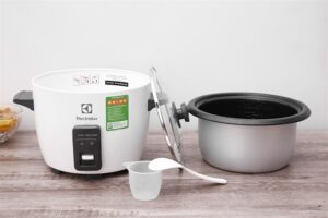 NỒI CƠM ĐIỆN ELECTROLUX 1.8L E2RC1-320W - nap roi 18 lit electrolux e2rc1 320w 3 700x467 1