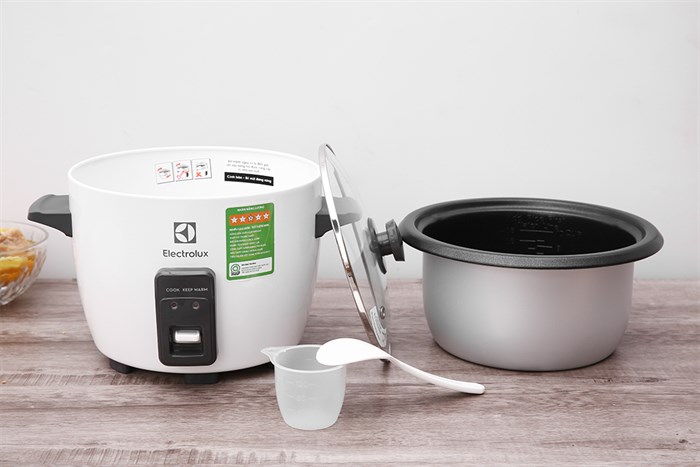 NỒI CƠM ĐIỆN ELECTROLUX 1.8L E2RC1-320W - nap roi 18 lit electrolux e2rc1 320w 3 700x467 1