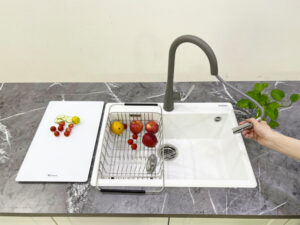 VÒI RỬA BÁT DÂY RÚT KONOX CURVA GREY - lap dat san pham voi rua bat rut day konox curva grey