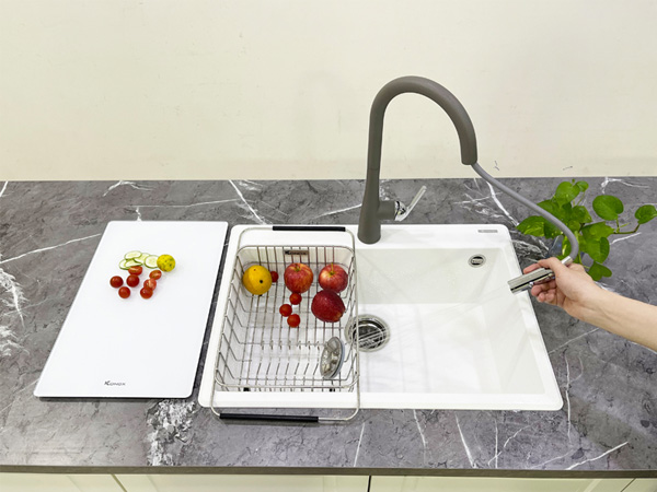 VÒI RỬA BÁT DÂY RÚT KONOX CURVA GREY - lap dat san pham voi rua bat rut day konox curva grey