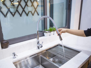 VÒI RỬA BÁT THÂN MỀM KONOX KN1909 - lap dat thuc te voi rut day konox kn1909